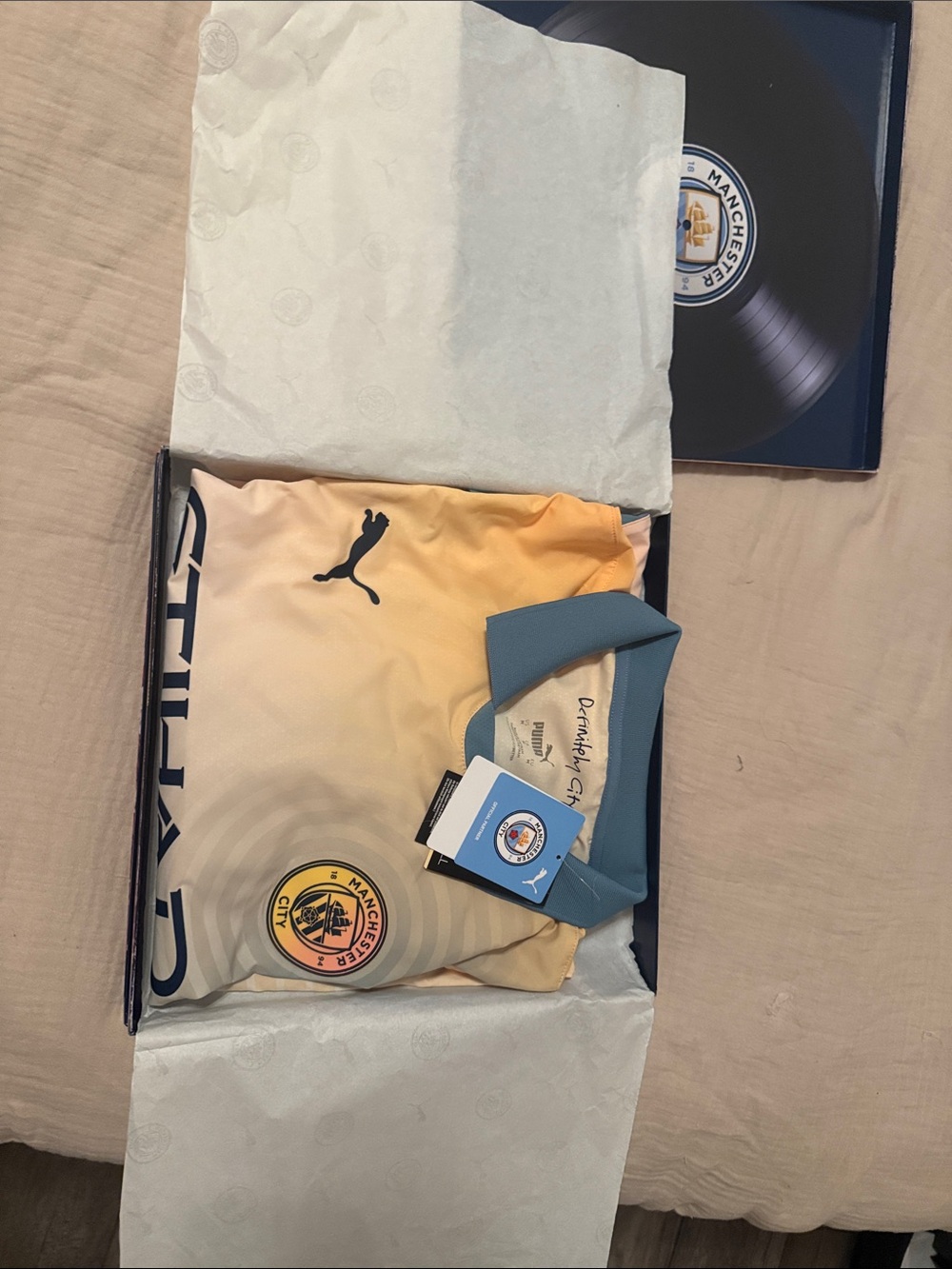 Manchester United Jersey - NWT in original record style box. - Picture 4 of 6
